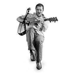 Auf dem Foto sieht man Matt Woosey, wie er leidenschaftlich Gitarre spielt 