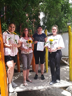 Feierliche Übergabe des BeKi-Zertifikats Erzieherin Marie Schweizer, Kita-Leitung und BeKi-Fachfrau Sandra Jestand, Simone Blieffert BeKi-Referentin, Erzieherin Alwina Hellwig
