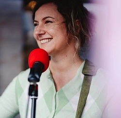 Die Singer-Songwriterin Aline Manyas mit Mikrofon