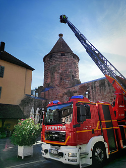 Feuerwehrauto mit Drehleiter vor dem Lahrer Storchenturm