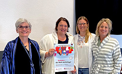 Bild von Heike Dorow, Karin Ruder, Beatrice Meyer und Sylvia Bing vom Pflegestützpunkt Stadt Lahr (von links), bekleidet mit einem Bademantel