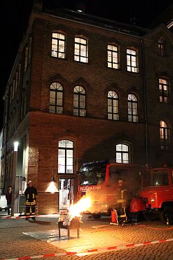 Feuerwehr Stadt Lahr mit offenem Feuer in einem Kessel vor dem Museum