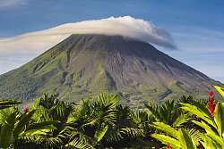 Vulkan Arenal in Costa Rica, im Vordergrund tropische Vegetation