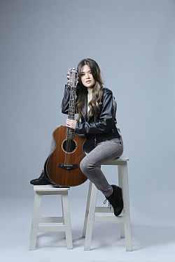 Mädchen mit Gitarre 