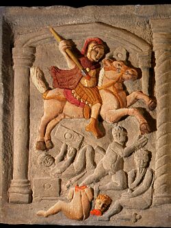 Ausschnitt und farbige Teilrekonstruktion des „Bridgeness Slab“ aus Bo‘ness, einer Bauinschrift der Legio II Augusta vom Antoninuswall in Schottland