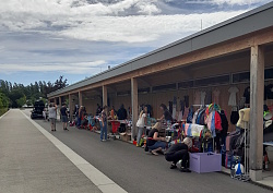 Flohmarkt mit Verkaufsständen und Gästen vor dem Bürgerzentrum im Lahrer Bürgerpark