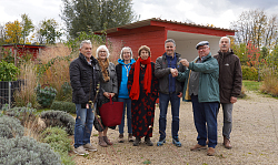 Auf dem Bild stehen von links nach rechts Offizielle Übergabe des Netzwerkgartens an den Interkulturellen Garten Lahr. Von links: Reiner Guth, Waltraud Stark (Interkultureller Garten Lahr), Ulrike Plesse (Netzwerkgarten), Cosima Lipps (Interkultureller Garten Lahr), Andreas May (Koordination Interkultureller Garten), Kurt Kimmig (Vorsitzender Bezirksverband Obst – und Gartenbauvereine Lahr-Ettenheim, Kurt Hockenjos (Obst- und Gartenbauverein Hugsweier. Herr Kimmig überreicht Herrn May offiziell einen Schlüssel.