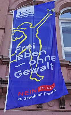 Flagge mit der Aufschrift „Frei leben – ohne Gewalt“ vor dem Rathaus 2 in Lahr