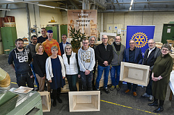 Fröhliche Gesichter bei der Präsentation des Raumwunder-Kalenders 2024. Gruppenbild mit allen Beteiligten, die sich um ein Raumwunder gruppieren. 