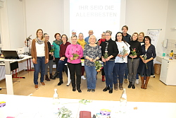 Gruppenbild der erfolgreichen Teilnehmerinnen und Teilnehmer