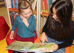 Kinder betrachten zusammen ein Buch