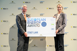 Bürgermeister Tillmann Peters und die Umweltministerin von Baden-Württemberg bei der Übergabe des EEA-Awards.