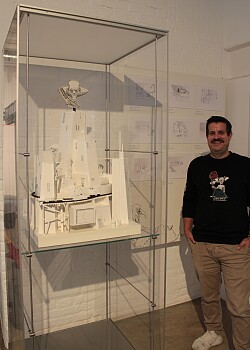 Felix Grundhöfer steht im Stadtmuseum neben seinem Modell