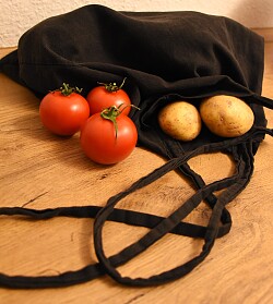 Tomaten und Kartoffeln kommen in eine Stofftasche