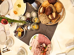 Blick auf einen reichlich gefüllten Frühstückstisch