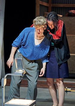 Justin Hibbeler und Julia Staufer auf der Bühne