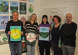 von links: Andreas Kaufmann, 1. Vorsitzender des Schwarzwaldvereins Lahr, Lara Gielen und Sina Marchioni, Schülerinnen des Berufskollegs Grafik-Design an der Gewerblichen Schule Lahr, Silke Höllmüller, Stadtmuseum Lahr, und Jürgen X. Albrecht, Grafikdesigner und Lehrer im Berufskolleg Grafik-Design. Es fehlt: Veronique Hummenscheimer.