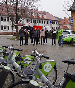 Bild (von links): Roland Hirsch (SPD-Fraktion), Dorothee Granderath (Fraktion Bündnis 90/Die Grünen), Lara Hölting (endura kommunal GmbH), Fabrice Jacob (nextbike by TIER SE), Sebastian Hildbrand (Kienzler Stadtmobiliar GmbH), Martin Stehr (Stadt Lahr), Marius Winkler (Stadt Lahr), Tilman Petters (Stadt Lahr) und Jonas Meßmer (Stadtmobil Südbaden) eröffnen die Mobilitätsstation Seminarstraße.