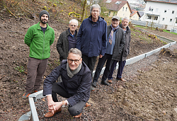 Oberbürgermeister Markus Ibert (vorne) Bürgermeister Tilman Petters rechts und Adrian Frick, Sachgebietsleiter Grün (links), freuen sich mit Udo Baum, Wolfgang Bahr und Walter Caroli vom Naturschutzbund (NABU) Lahr über die neue Amphibienleiteinrichtung am Hohbergsee.