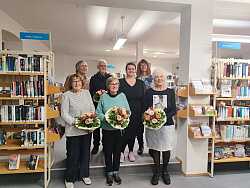 Gemeinderätin Dorothee Granderath und Julia Fenstermacher, Leiterin der Mediathek (Zweite und Dritte von rechts), beglückwünschen die Preisträgerinnen und Preisträger des Mundartwettbewerbs 2023 (von links): Heidi Ockenfuß, Wendelinus Wurth, Willi Keller, Anita Vogel und Gerlinde Marquardt.