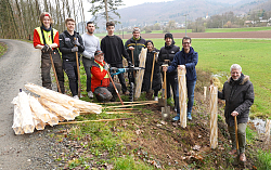 Voba-Azubis im Wald mit Bürgermeister Tilman Petters und Peter Rottenecker (Vorstandsvorsitzender Volksbank Lahr)