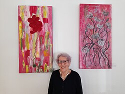 Waltraud Gabelmann zwischen zwei Bildern in Rottönen