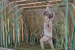 Das Bild zeigt ein hüfendes Mädchen zwischen Sträuchern