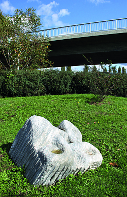 Patrick Sullivan, Emblem des Internationalen Steinbildhauersymposiums 1980, Standort am Radweg entlang der Bundesstraße 415