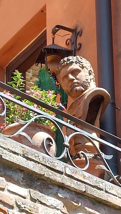 Auf dem Foto sieht man ein kleines Stück von einem geschmückten Balkon 