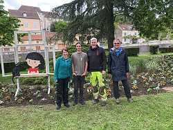 Die Lahrer Mitarbeiterinnen und Mitarbeiter vor dem bepflanzten Beet in Dole (von links): Katrin Mertenskötter, Colin Müller, Markus Neugebauer und Martin Frey
