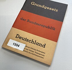 Umschlag der 17. Auflage des Grundgesetzes aus dem Jahr 1956  