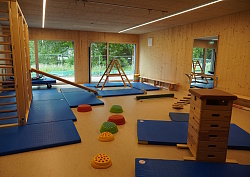 Da Foto zeigt den Turnraum in der neuen Kita mit zahlreichen Turn- und Spielemöglichkeiten