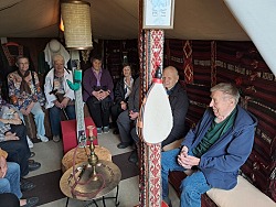 Gruppenbild im Beduinenzelt