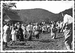 Historische Aufnahme von Mitgliedern des Schwarzwaldverein Lahr beim Sackhüpfen nach einer Wanderung&#13;&#10;&#13;&#10;