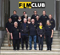 Die Mitglieder des Film- und Videoclub Lahr e.V. stehen auf einer Treppen für ein Gruppenfoto zusammen.