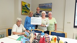 Gruppenbild mit großem Scheck