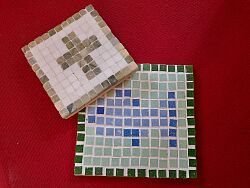 Zwei quadratische, bunte Mosaike vor rotem Hintergrund