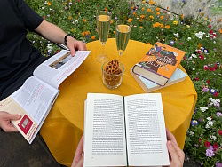 In den Abendstunden stöbern, lesen und genießen