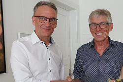 Oberbürgermeister Markus Ibert verabschiedet Bernhard Schlager. (rechts) Angelika Schlager. 