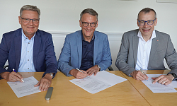 Klaus Preiser, Geschäftsführer badenovaWÄRMEPLUS, Markus Ibert, Oberbürgermeister der Stadt Lahr und Bernhard Palm, Vorstand des E-Werks Mittelbaden, unterzeichnen die Absichtserklärung zur Gründung einer Energie- und Wärmewendegesellschaft.