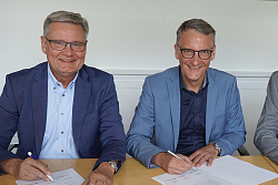 Klaus Preiser, Geschäftsführer badenovaWÄRMEPLUS, Markus Ibert, Oberbürgermeister der Stadt Lahr und Bernhard Palm, Vorstand des E-Werks Mittelbaden, unterzeichnen die Absichtserklärung zur Gründung einer Energie- und Wärmewendegesellschaft.