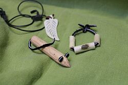 Beim Ferienprogramm entstehen Millefiori-Schalen und Holzfiguren und -perlen nach römischem Vorbild.