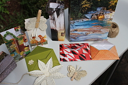 Das Foto zeigt einen Tisch mit gebastelten Tüten und Umschlägen