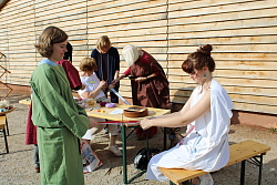 Das Weben von Hand war ein typisches Handwerk der Römerzeit.