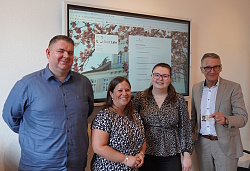 David Mülhaupt, Digitalisierungskoordinator, Lucia Vogt, Leiterin des Ordnungsamts, Elke Albietz, Mitarbeiterin im Bürgerbüro, und Oberbürgermeister Markus Ibert (von links) präsentieren das Virtuelle Rathaus der Stadt Lahr.