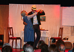 Szenenfoto, Dr. Hubert Schreiner tanzt mit seiner Frau Gerda