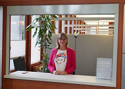 Annekatrin Thelen steht an der Infotheke