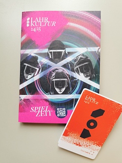 Lahrer Kulturprogramm im neuen Format und neuem Erscheinungsbild: Spielzeit-Magazin in DIN A6 und Veranstaltungskalender im Visitenkartenformat mit praktischem Stadtplan auf der Rückseite