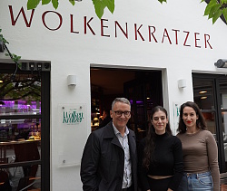 Oberbürgermeister Markus Ibert wünscht Ela Yasar und Ezra Kurt zur Wiedereröffnung des Bistros Wolkenkratzer einen guten Start