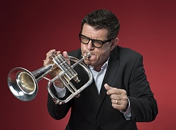 Helmut Dold spielt Trompete